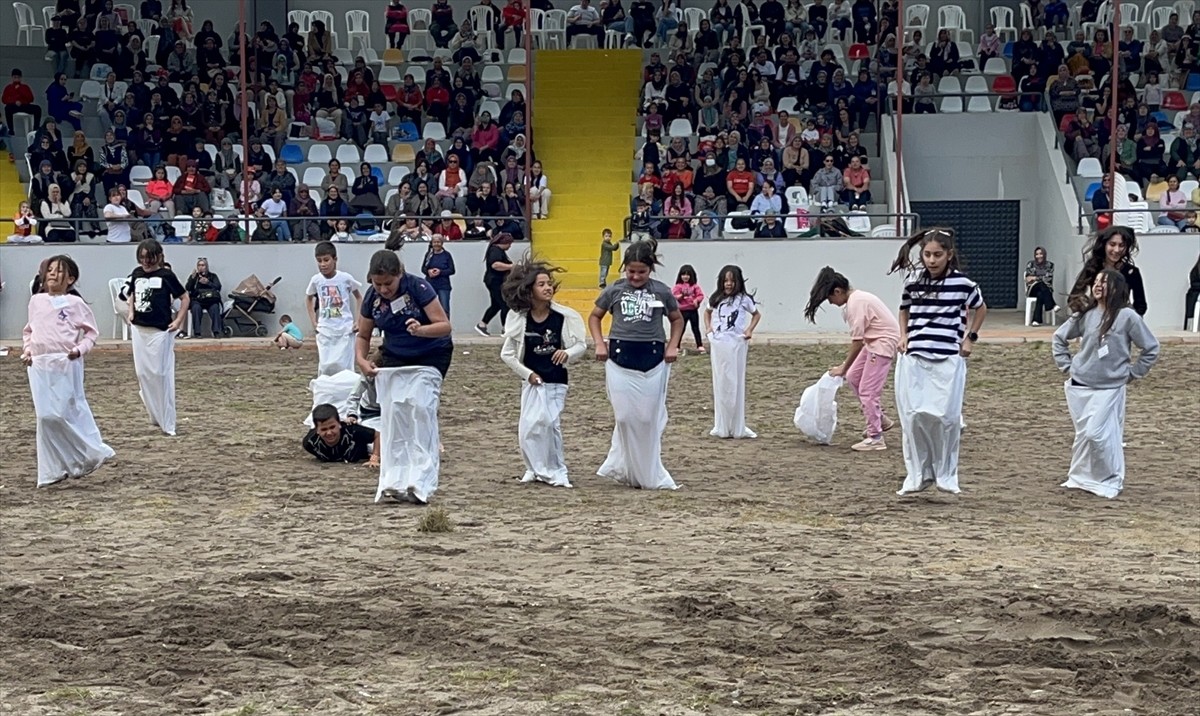 Antalya'nın Kumluca ilçesinde düzenlenen 26. Geleneksel Tarım ve Seracılık Festivali'nde kadınlar...