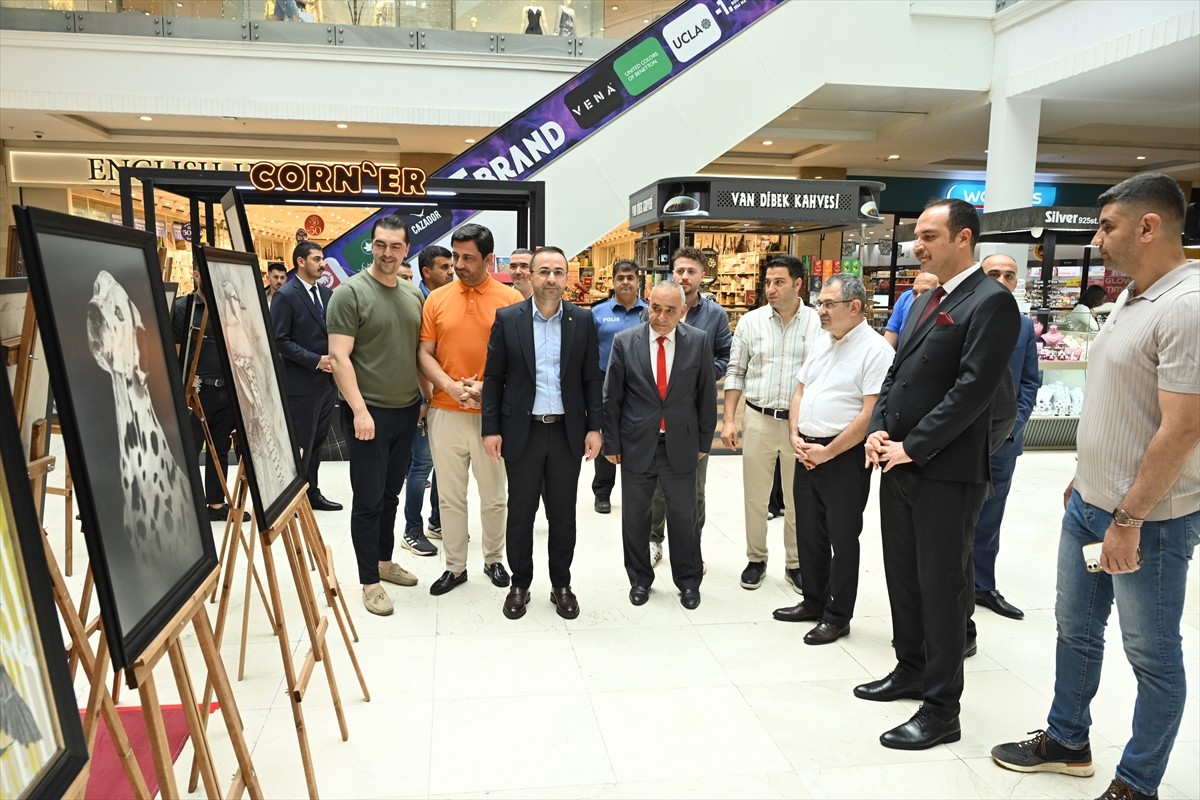 Antalya'nın Manavgat ilçesinde hükümlü ve tutukluların eserlerinden oluşan "Görsel Sanatlar Resim...