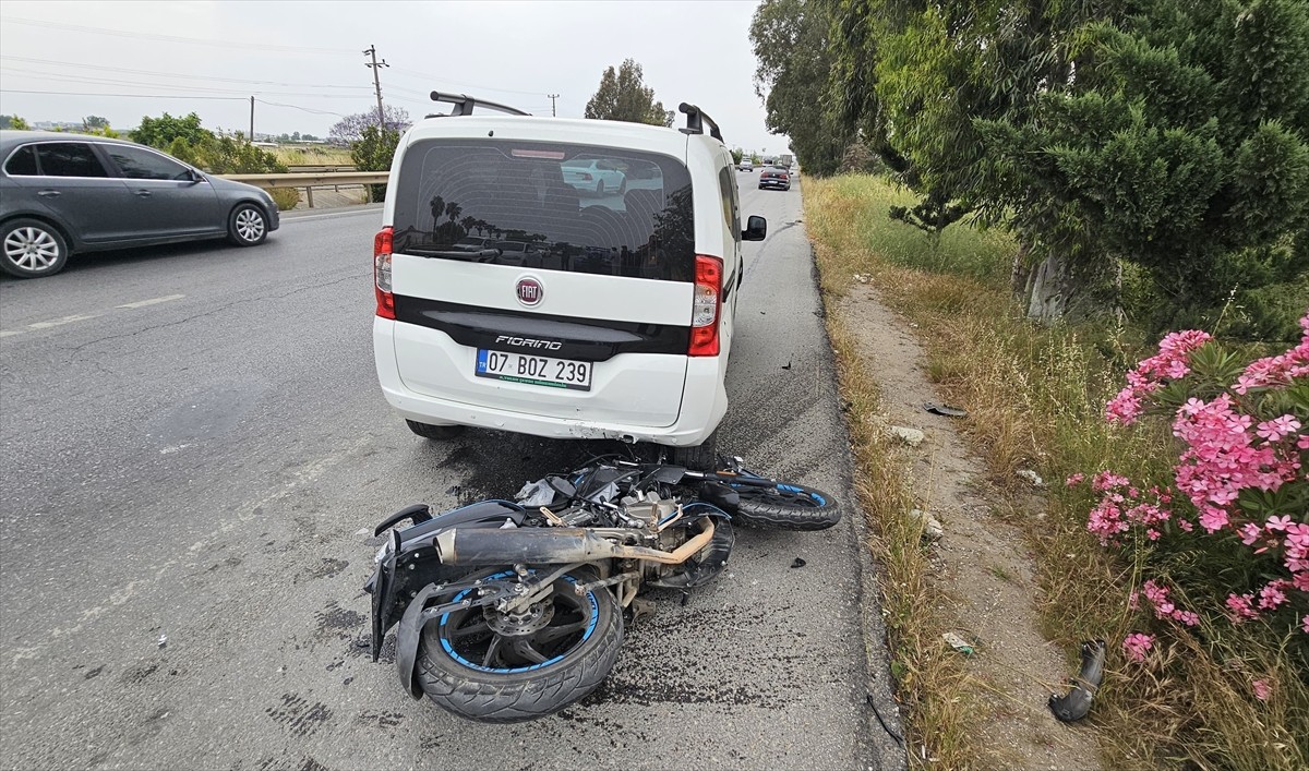 Antalya'nın Manavgat ilçesinde yol kenarına park edilen otomobile çarpan motosiklet sürücüsü...