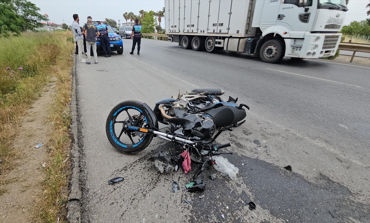 Antalya'nın Manavgat ilçesinde yol kenarına park edilen otomobile çarpan motosiklet sürücüsü...