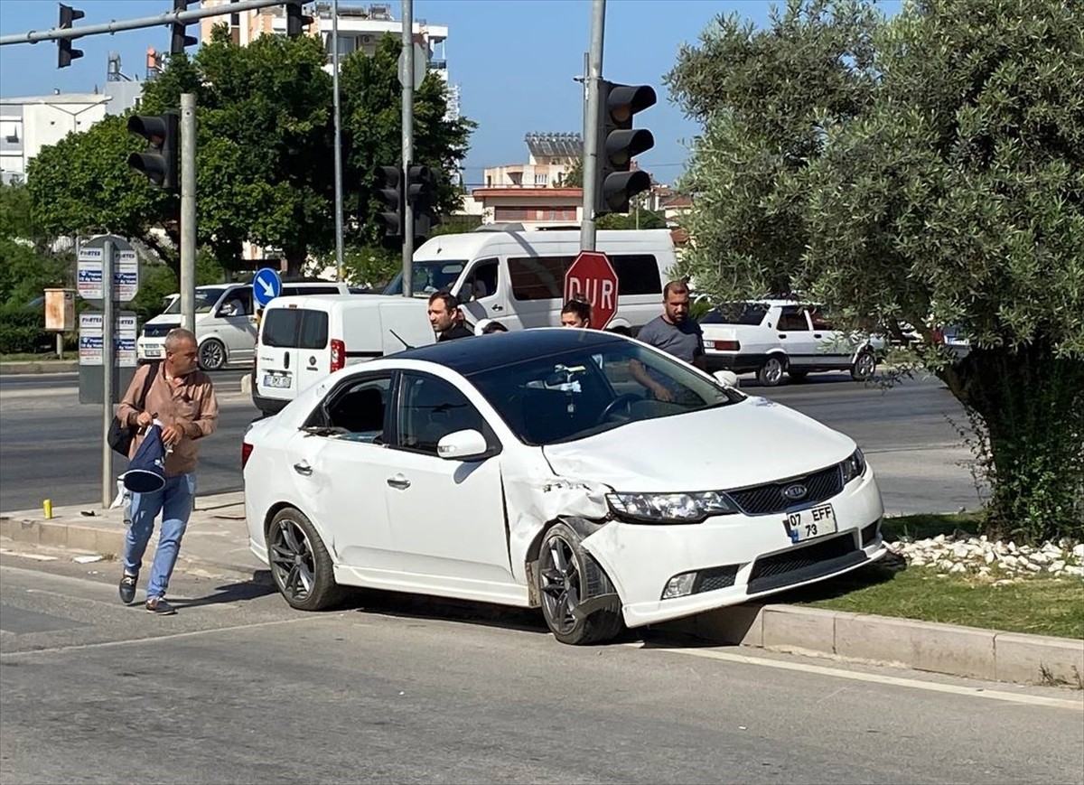 Antalya'nın Serik ilçesinde otomobil ile motosikletli polis ekibinin çarpışması sonucu 1 polis...
