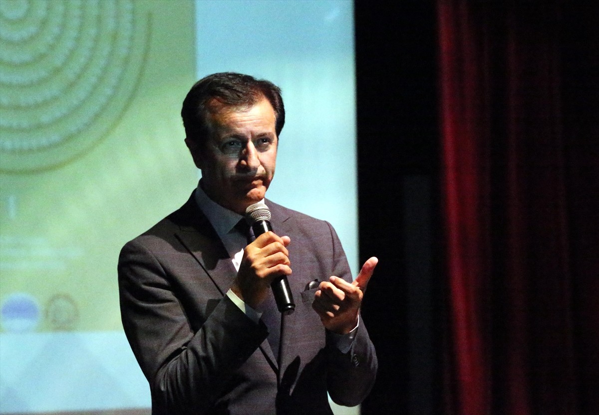 Ardahan Üniversitesi Rektörü Prof. Dr. Öztürk Emiroğlu, Aşık Şenlik Konferans Salonu'nda...