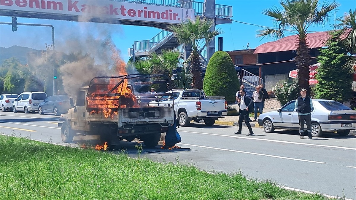 Artvin'in Hopa ilçesinde seyir halindeki karton yüklü kamyonetin yanması sonucu araçta maddi hasar...