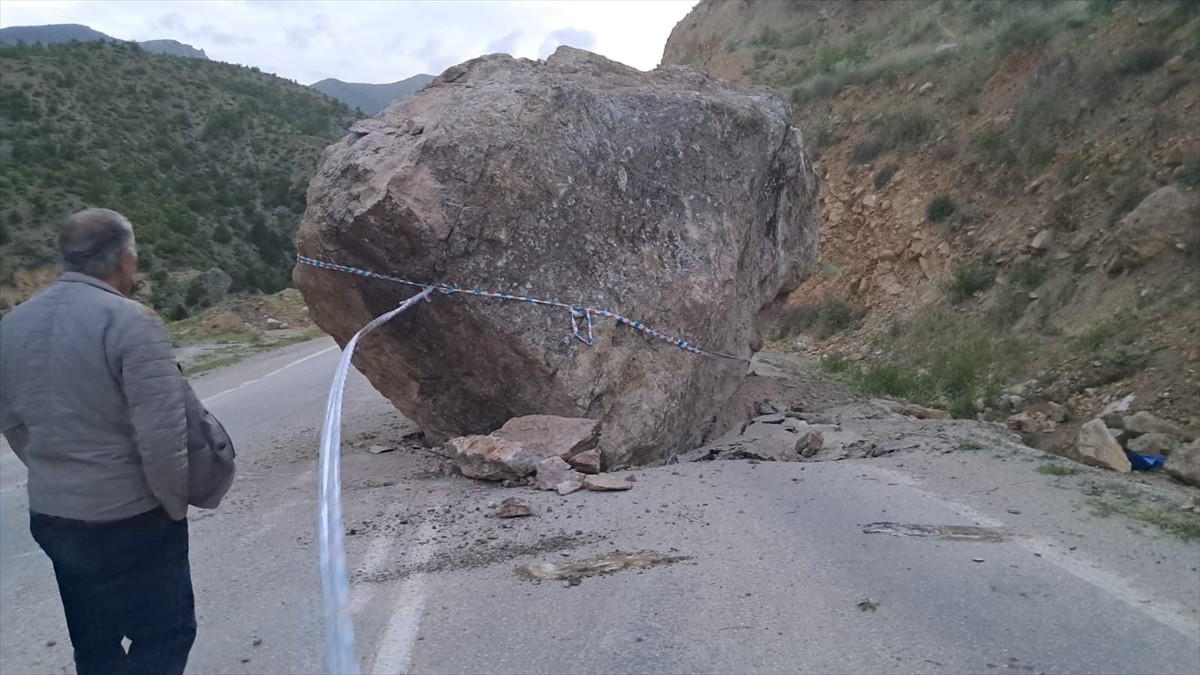 Artvin-Ardanuç Kara yolunun 35. kilometresindeki Ferhatlı köyü mevkisine, yamaçtan yuvarlanan kaya...