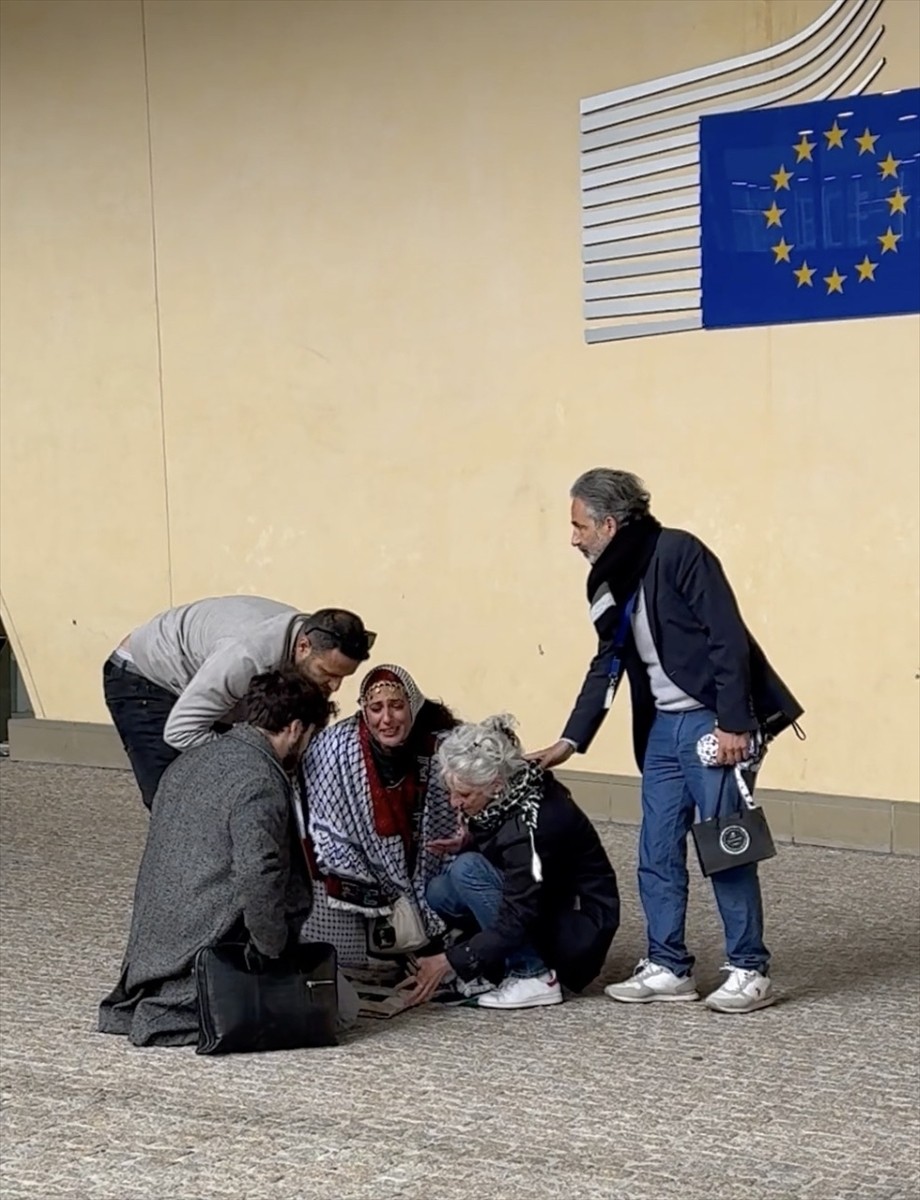 Avrupa Birliği (AB) Komisyonu önünde Arap asıllı genç bir kadın, Avrupa'nın soykırıma suç...