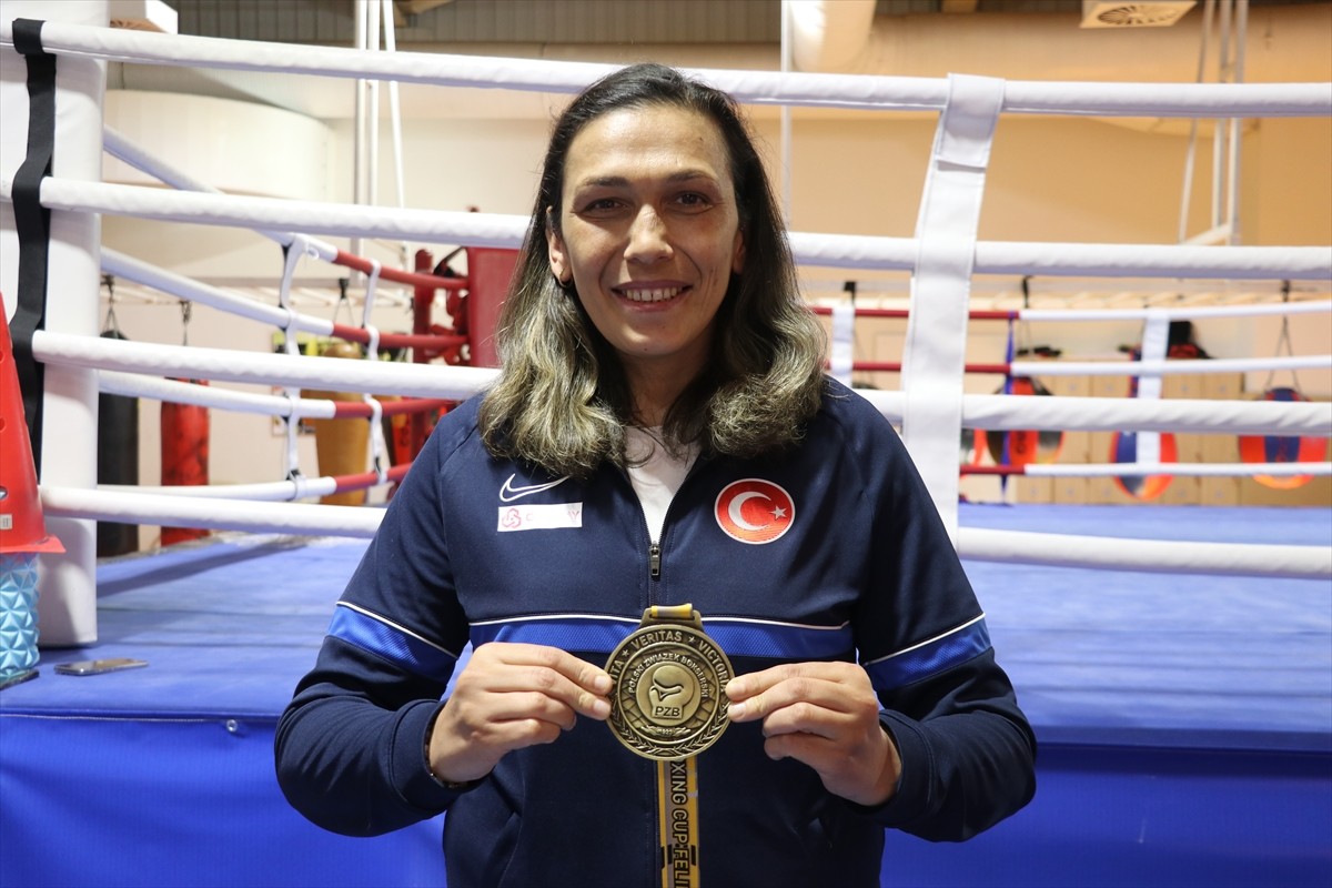 Avrupa şampiyonu ve dünya ikincisi milli boksör Elif Güneri, başarılarıyla kız çocuklarına "örnek"...