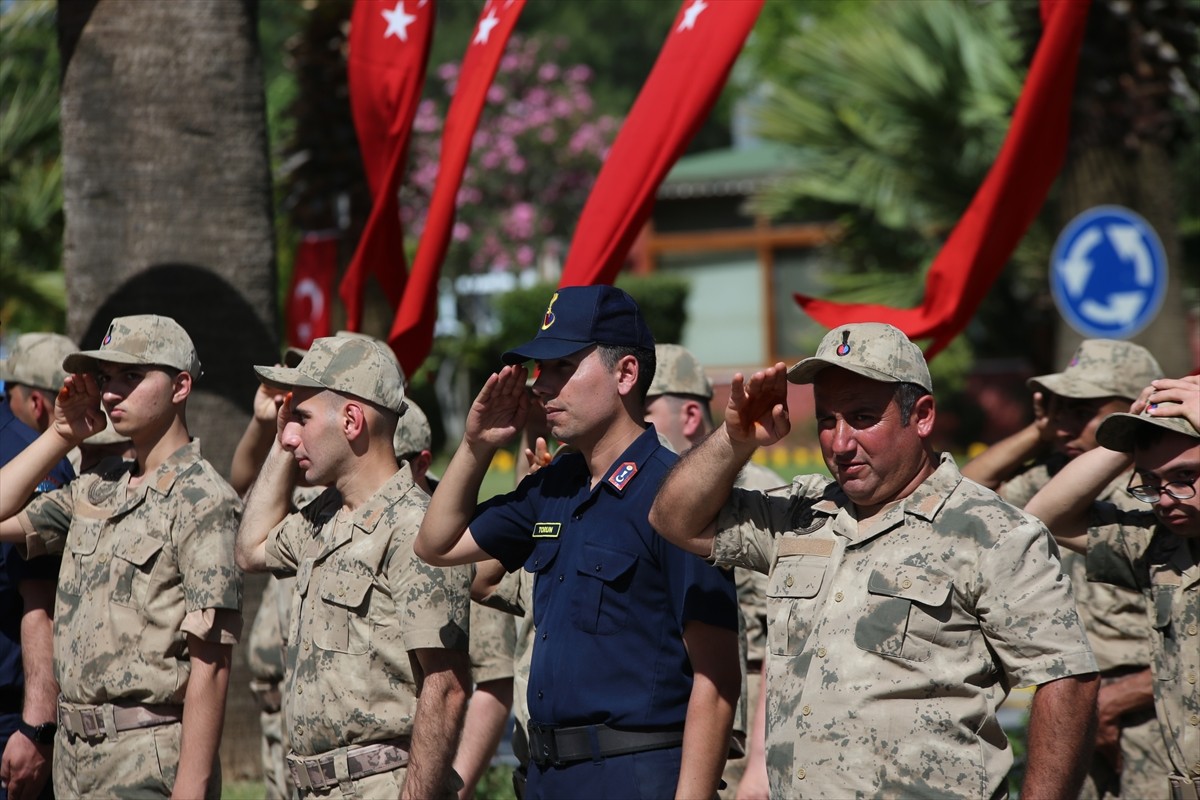 Aydın'da Engelliler Haftası kapsamında bir günlüğüne asker olan 29 engelli, kamuflaj giyip yemin...