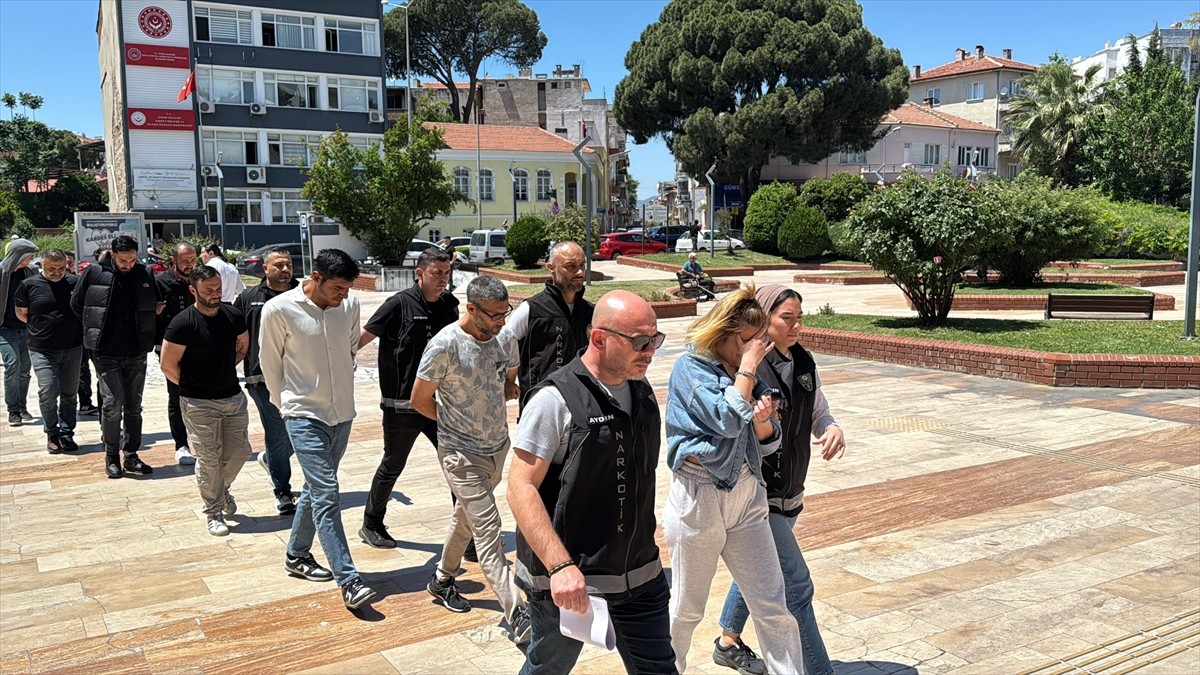  Aydın'ın Efeler ilçesinde uyuşturucu ticareti yaptıkları iddiasıyla gözaltına alınan 18...