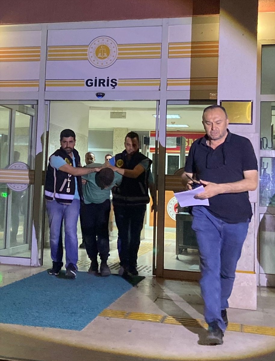 Aydın'ın Nazilli ilçesinde, mart ayında evinde çıkan yangında eşi ile iki çocuğu ölen itfaiye eri...