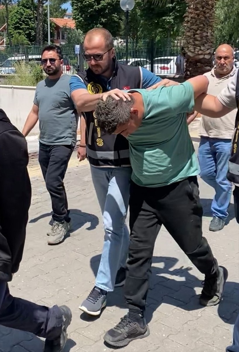 Aydın'ın Nazilli ilçesinde, mart ayında evinde çıkan yangında eşi ile iki çocuğu ölen itfaiye eri...