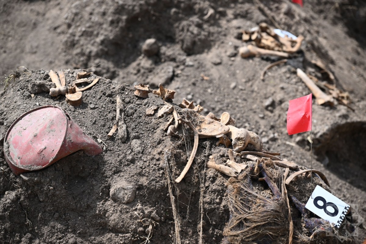 Azerbaycan'ın Hocalı ve Şuşa kentleri yakınlarında, Ermeni güçlerin katlettiği sivillere ait...