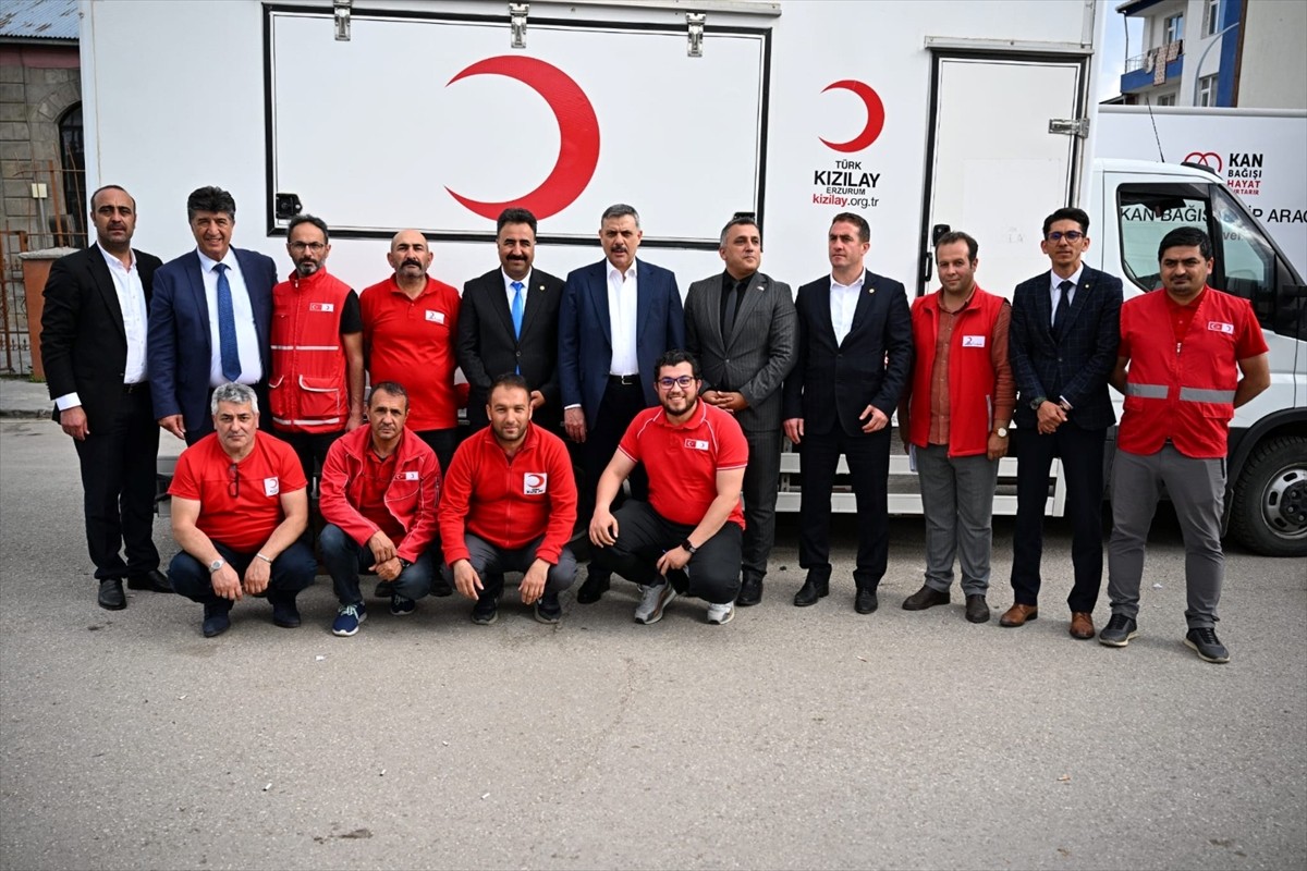 Bağışları nedeniyle Türk Kızılay tarafından "altın madalya ve berat" takdim edilen Vali Mustafa...