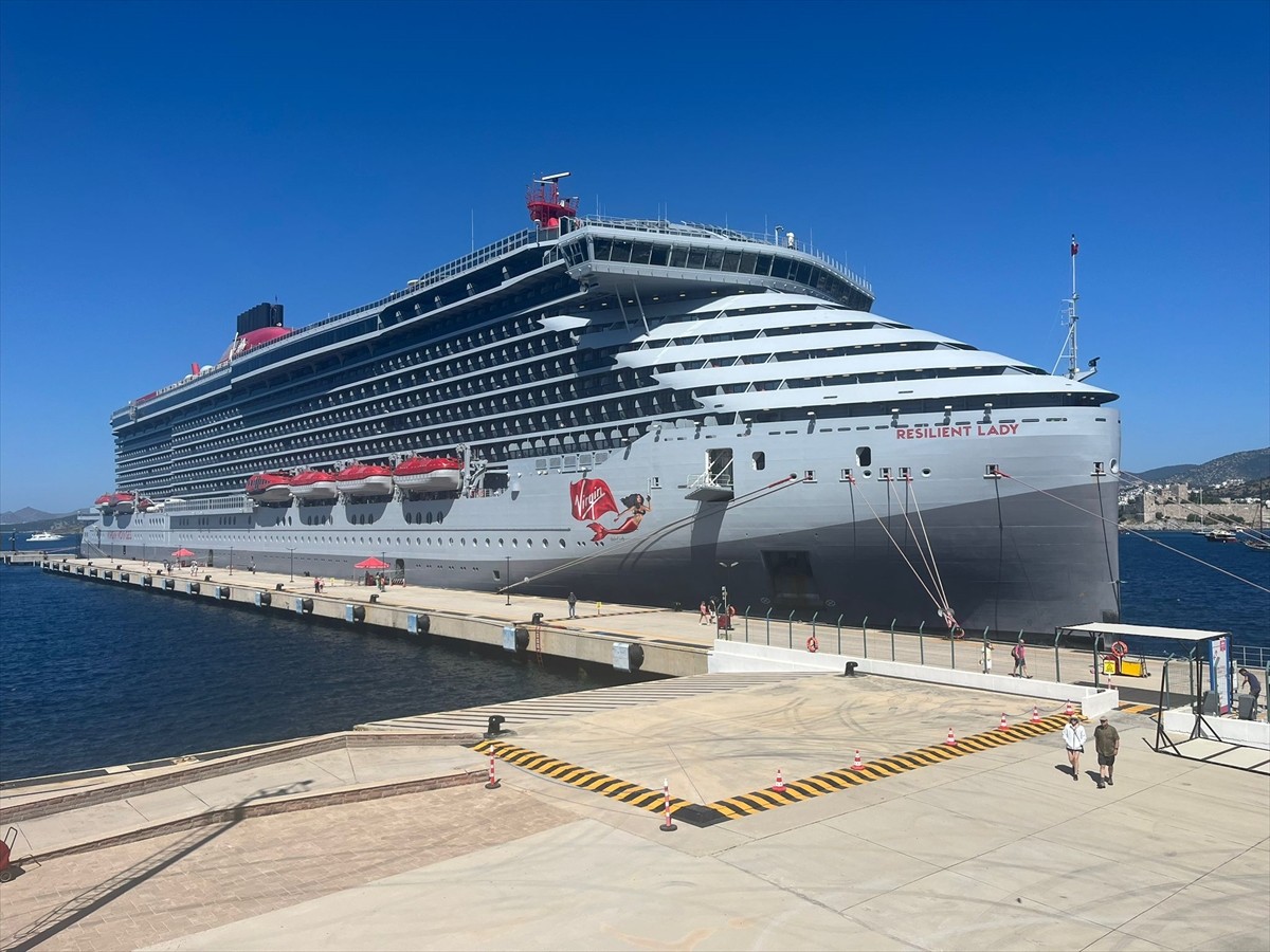 Bahamalar bayraklı "Resilient Lady" isimli kruvaziyer, 2 bin 548 yolcusuyla Muğla'nın Bodrum...