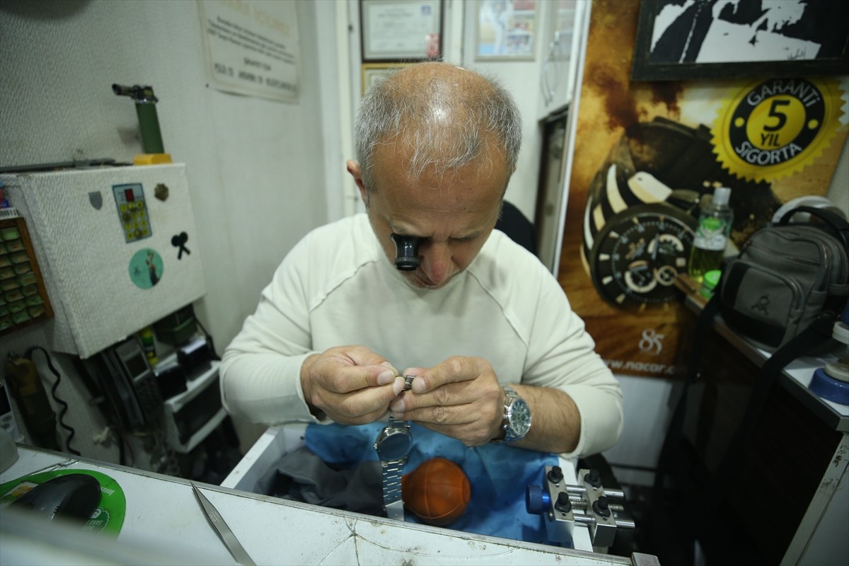 Balıkesir'de 33 yıldır 7 metrekarelik dükkanında saat tamirciliği yapan İsmail Kökçü (52), oğlunu...