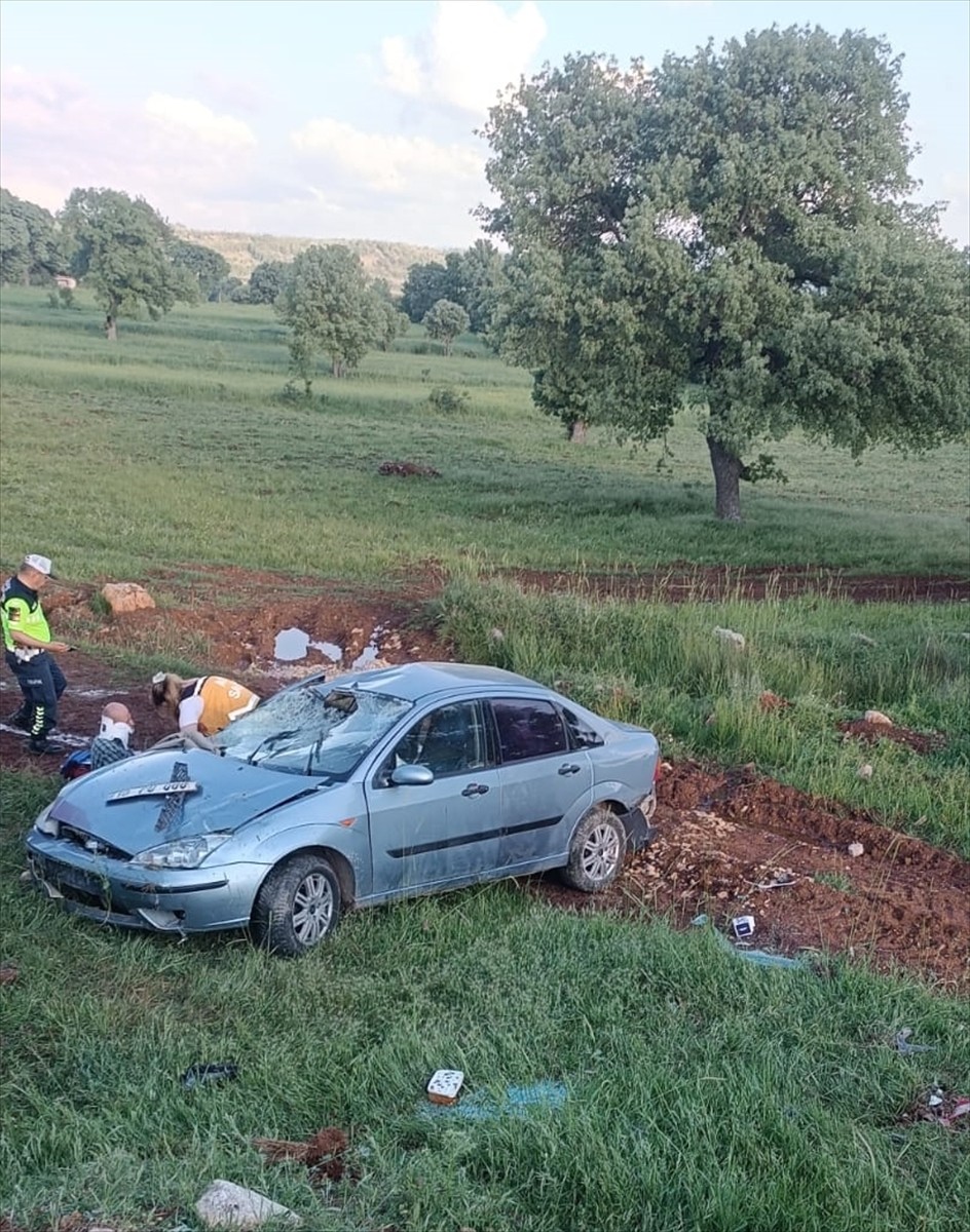 Balıkesir'in Dursunbey ilçesinde şarampole devrilen otomobildeki 3 kişi yaralandı.