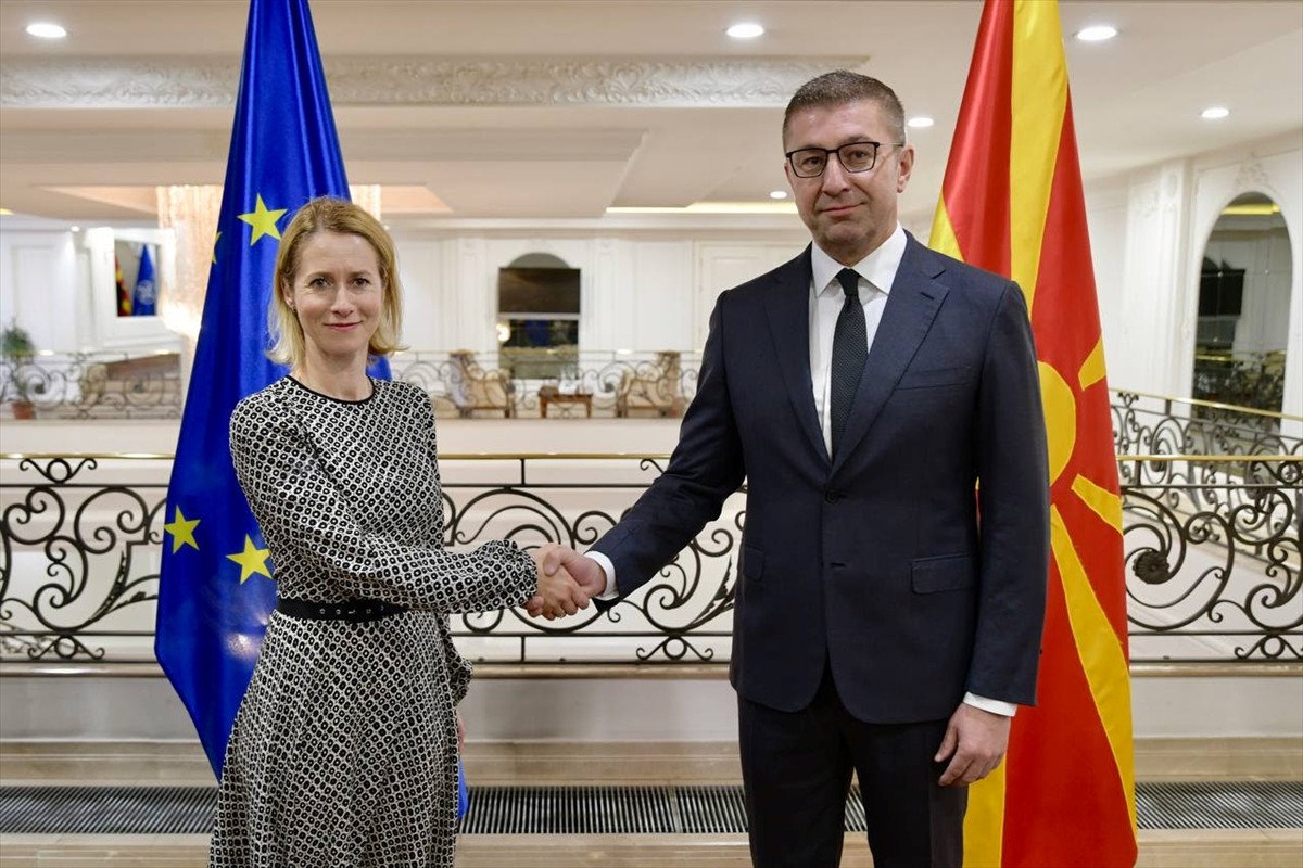 Balkan ülkeleri turu kapsamında Kuzey Makedonya'nın başkenti Üsküp'te temaslarda bulunan Avrupa...