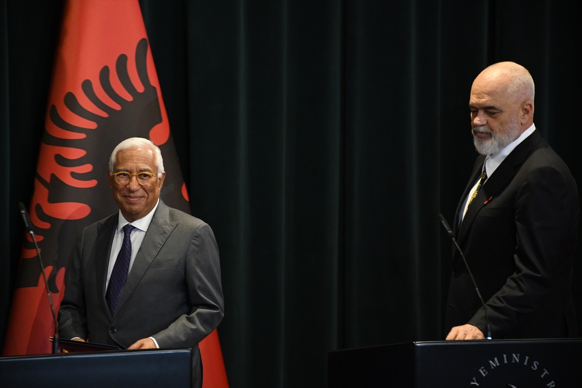 Balkan ülkeleri ziyaretine çıkan AB Konseyi Başkanı Antonio Costa (solda), Arnavutluk’un başkenti...