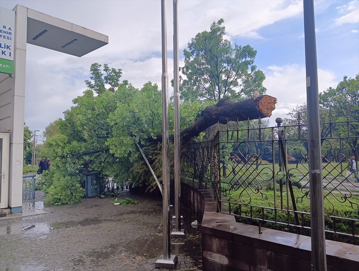 Başkentte sağanak ve fırtına hayatı olumsuz etkiledi. Fırtına nedeniyle Kızılay'da bir iş yerinin...