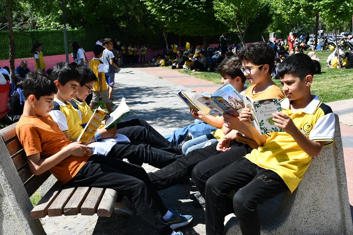 Batman'da Borsa İstanbul Belde İlkokulu'nda okuyan öğrenciler, bir parkta düzenlenen etkinlikte...