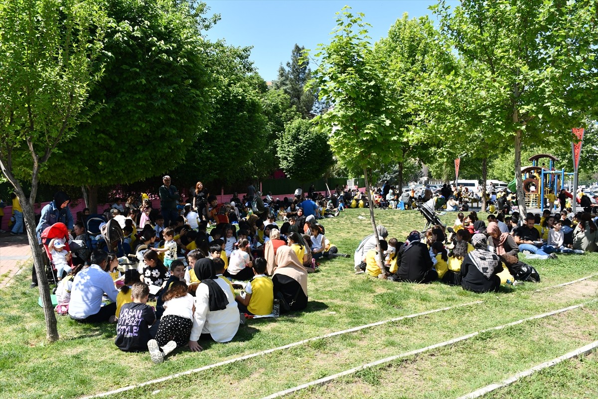 Batman'da Borsa İstanbul Belde İlkokulu'nda okuyan öğrenciler, bir parkta düzenlenen etkinlikte...