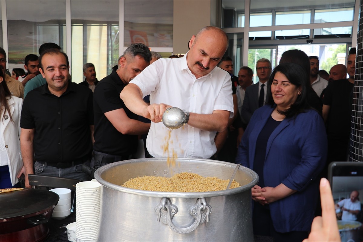 Batman'da, "Türk Mutfağı Haftası" kapsamında düzenlenen etkinlikte yöreye özgü yemekler tanıtıldı....