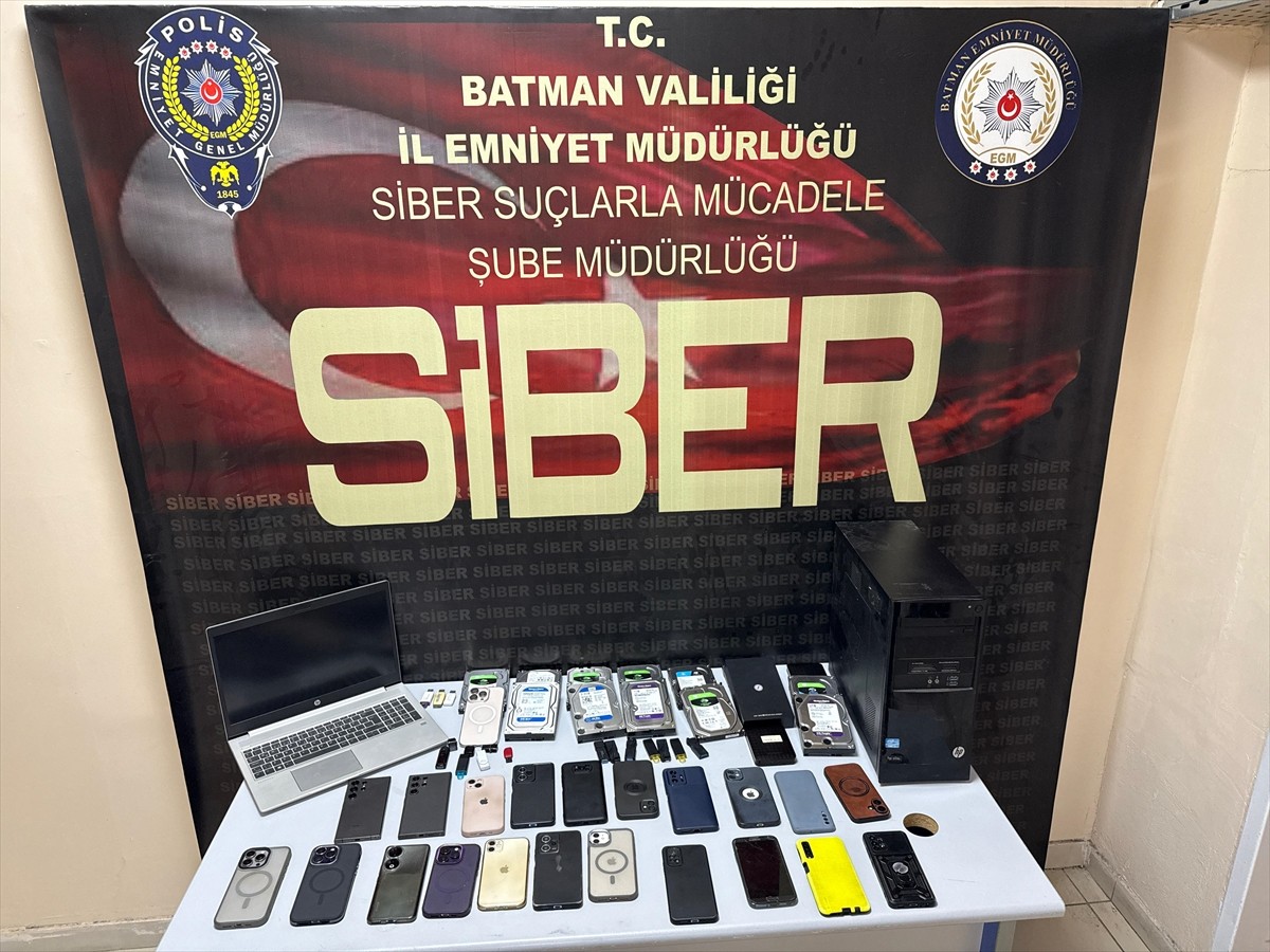 Batman merkezli 12 ilde siber suçlarla mücadele kapsamında düzenlenen operasyonlarda gözaltına...