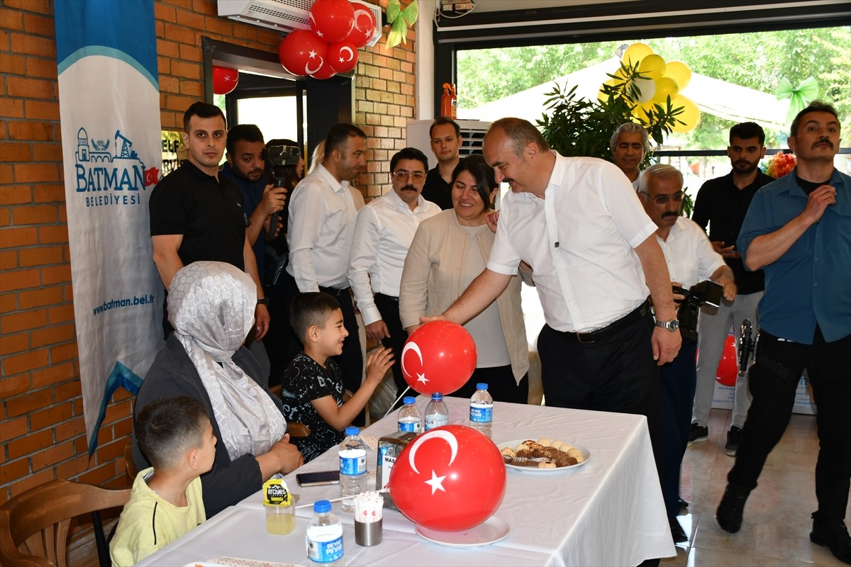 Batman Valisi Ekrem Canalp, Batman Belediyesine ait Glütensiz Kafe'de çölyak hastalarıyla...