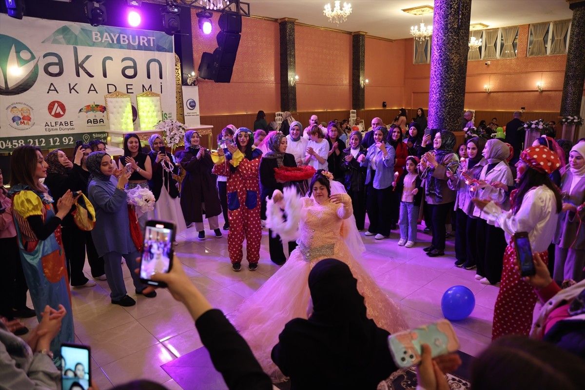 Bayburt'ta down sendromlu Burçin Birgül'ün gelinlik giyme hayali öğretmenleri sayesinde...