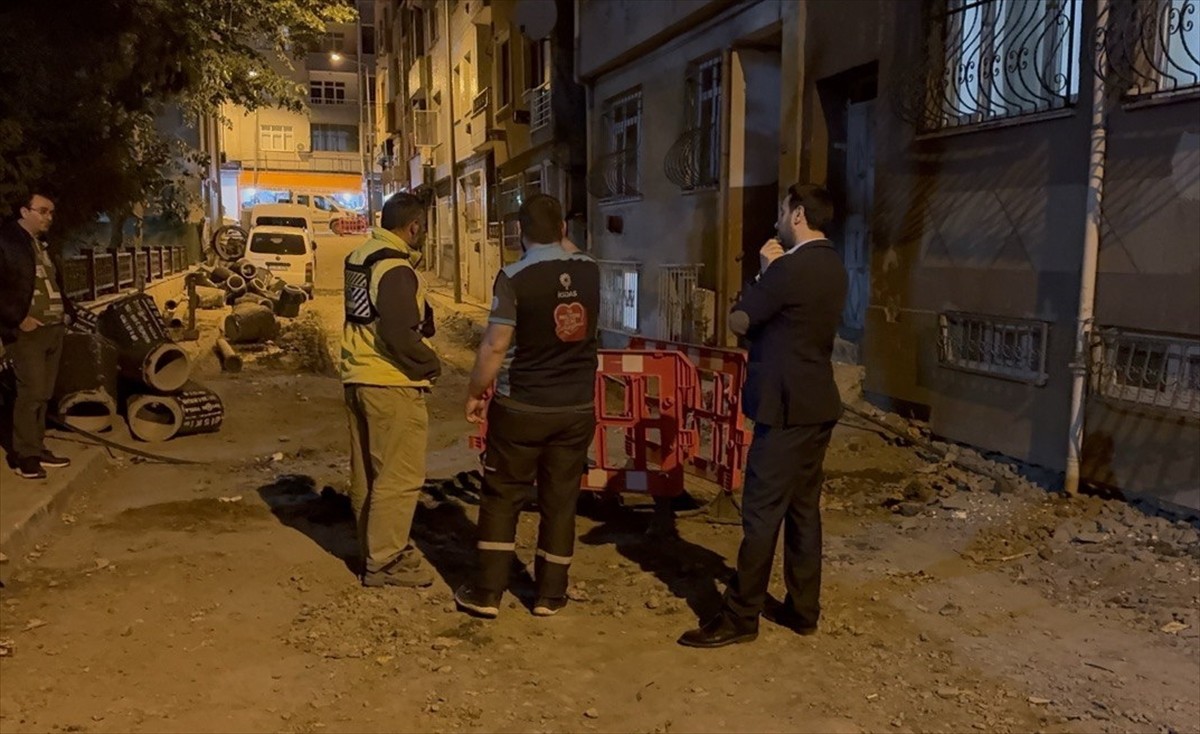 Bayrampaşa'da altyapı çalışması yürütülen sokaktaki rögarda yaşanan patlama nedeniyle ekipler...