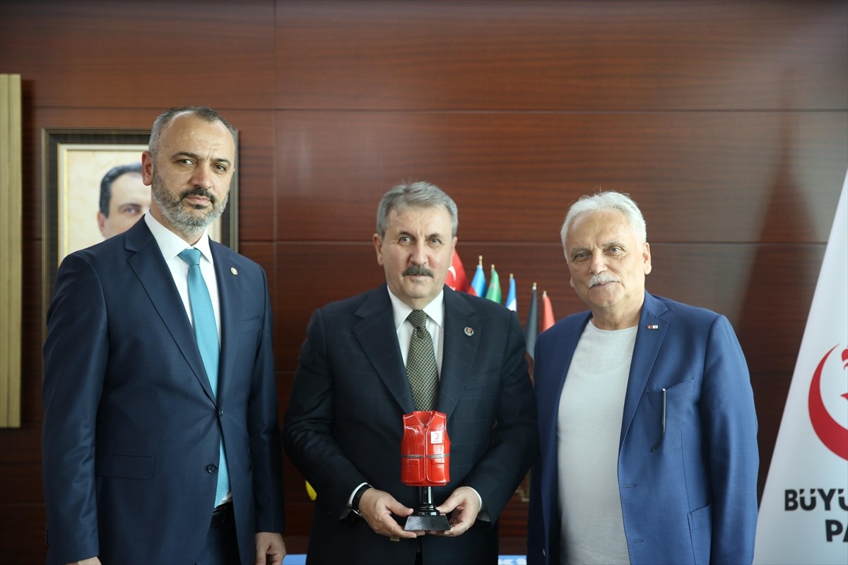 BBP Genel Başkanı Mustafa Destici (ortada), kurban vekaletini Gazze'deki ihtiyaç sahiplerine...