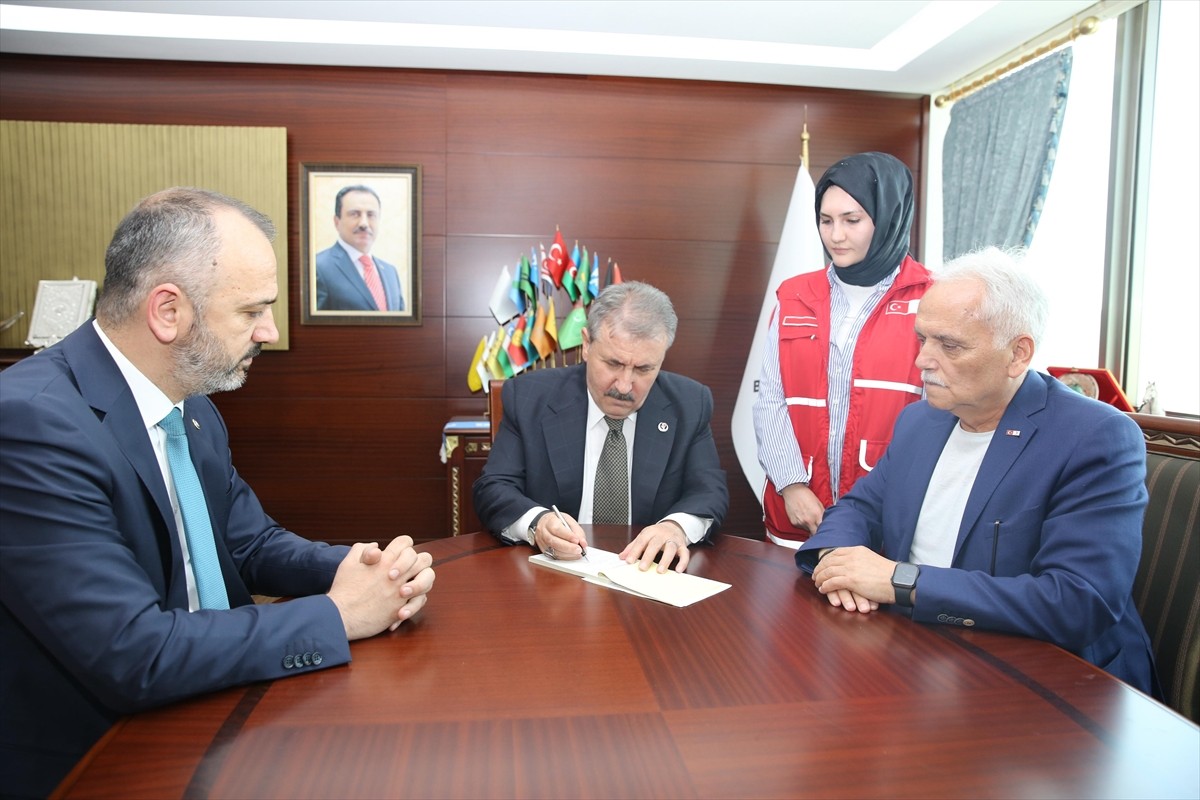 BBP Genel Başkanı Mustafa Destici (ortada), kurban vekaletini Gazze'deki ihtiyaç sahiplerine...