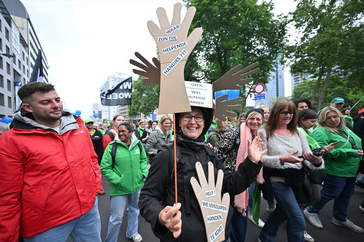 Belçika'nın başkenti Brüksel'de binlerce kişi ülkede sosyal harcamaları azaltacak kemer sıkma...