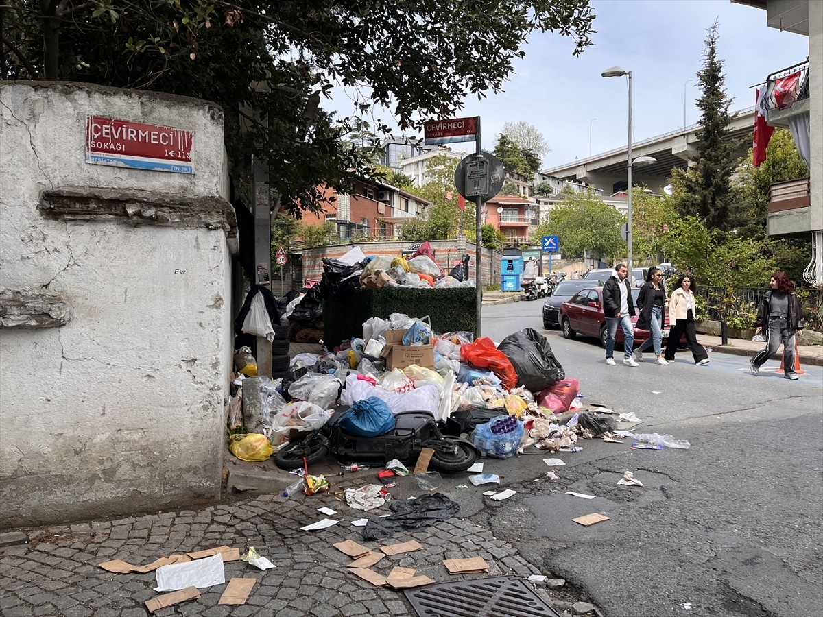 Beşiktaş’ta bazı mahallelerde toplanmayan çöplerden rahatsız olan ilçe sakinleri ve esnaf...