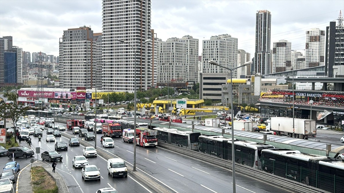 Beylikdüzü'nde bir metrobüsün başka bir metrobüse arkadan çarpması sonucu yaralananlar...