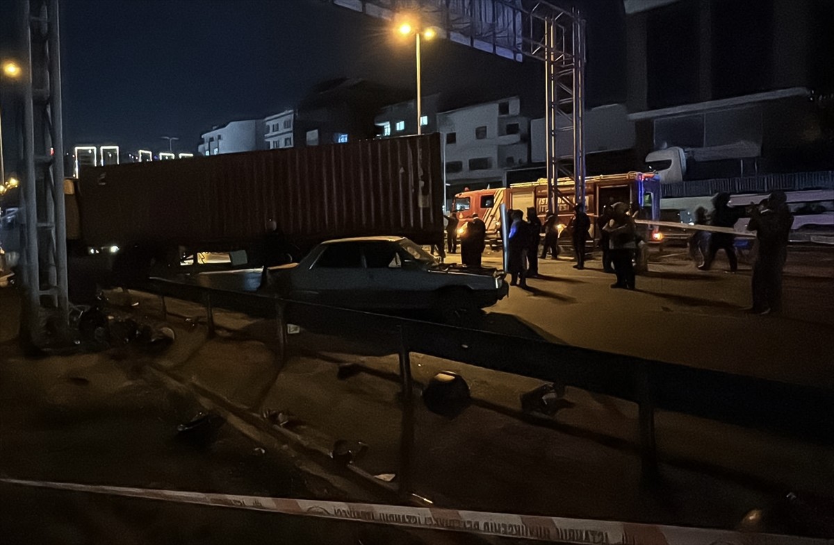 Beylikdüzü'nde kontrolden çıkarak karşı şeride geçen tırın, otomobil ile motosiklete çarpması...