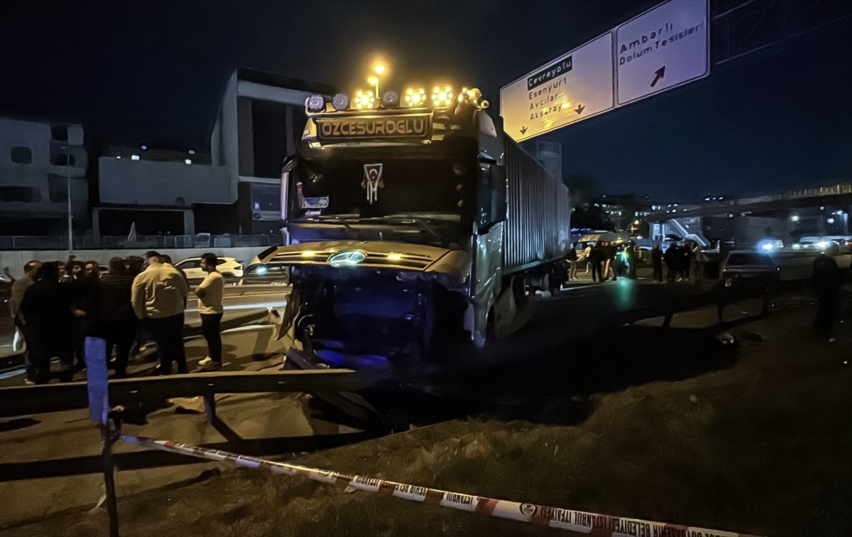 Beylikdüzü'nde kontrolden çıkarak karşı şeride geçen tırın, otomobil ile motosiklete çarpması...