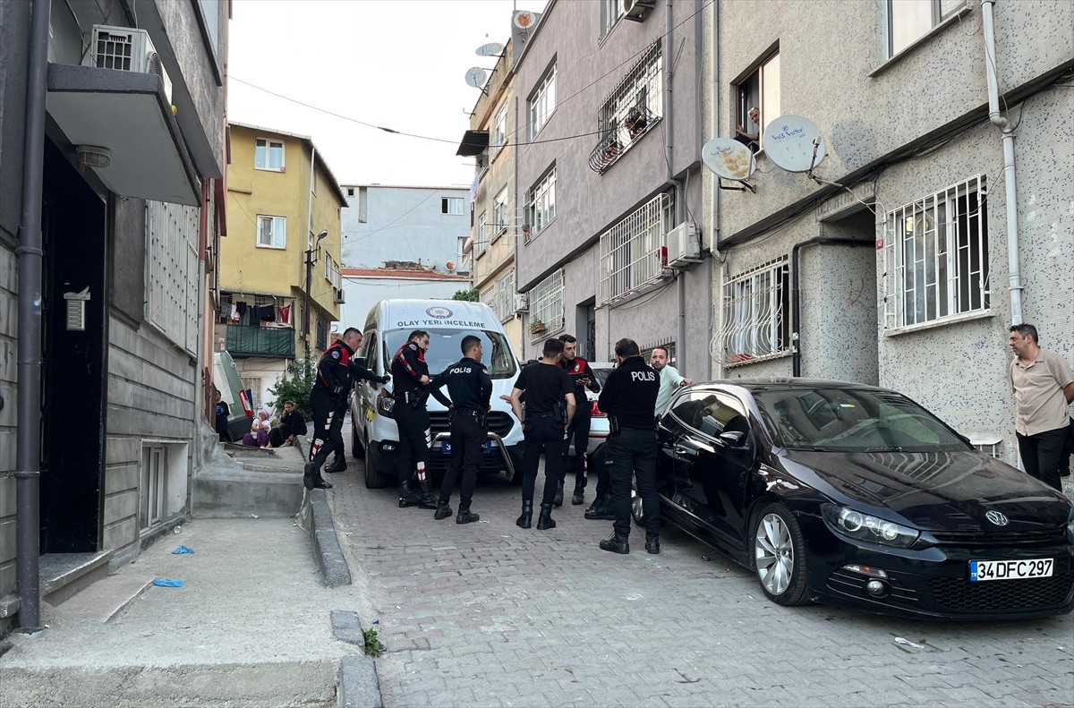 Beyoğlu'nda tartıştığı kardeşini silahla öldüren kişi intihar etti. İhbar üzerine bölgeye polis ve...