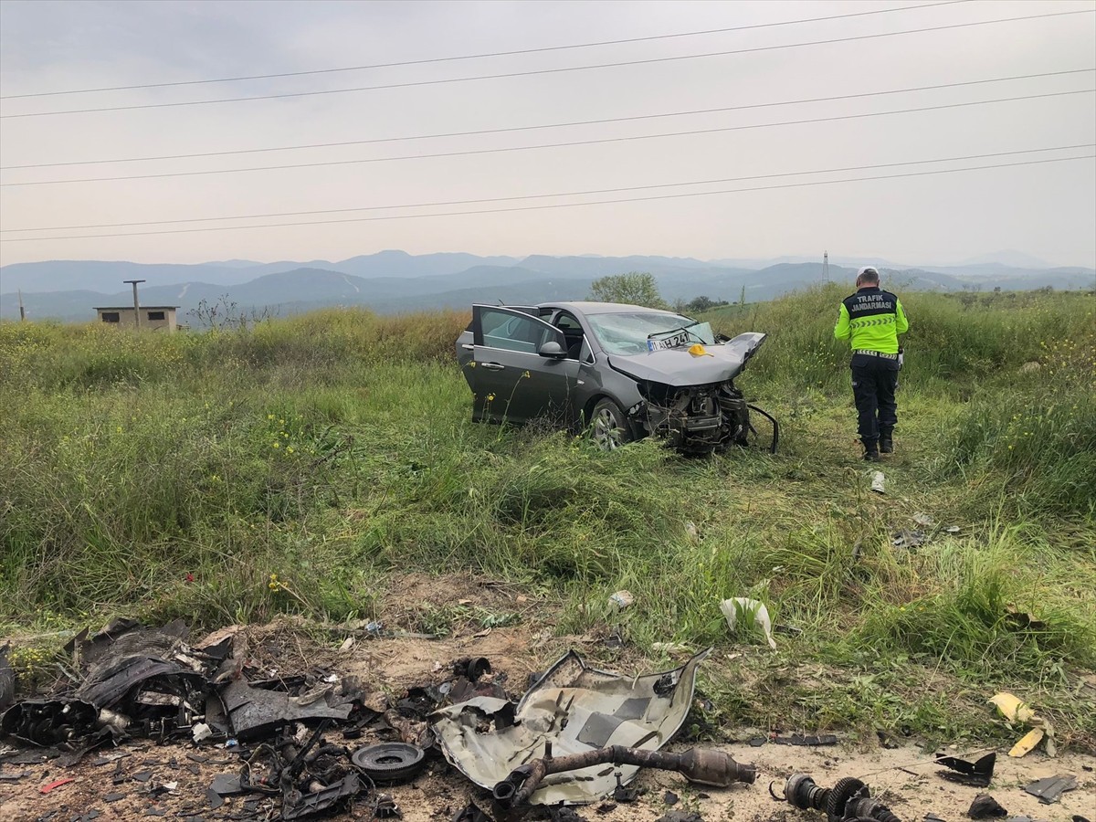 Bilecik'in Osmaneli ilçesinde, 2 otomobil ile motosikletin çarpıştığı kazada 1 kişi yaralandı, 3...