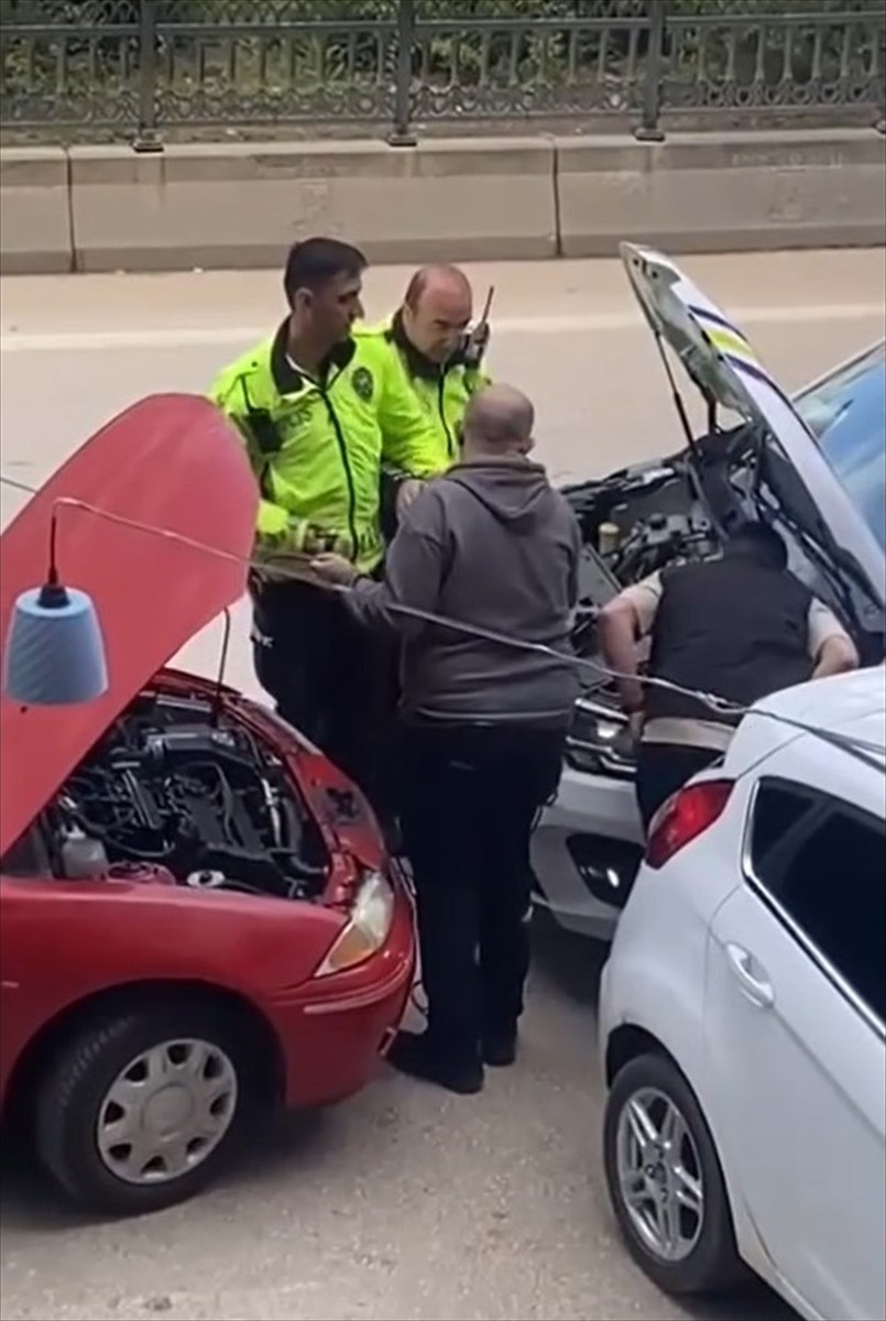 Bilecik İl Emniyet Müdürlüğüne bağlı Trafik Tescil ve Denetleme Şube Müdürlüğü ekipleri, yolda...