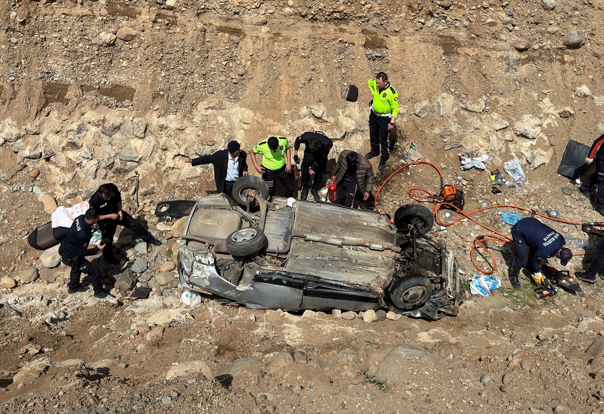  Bingöl'de otomobilin dere yatağına devrilmesi sonucu 7 kişi yaralandı.