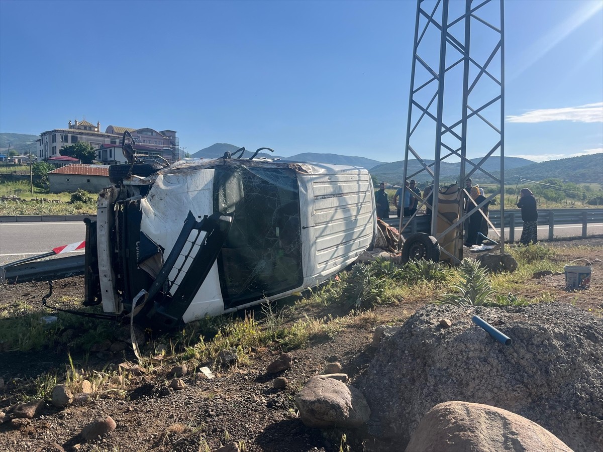 Bingöl'de, takla atan hafif ticari araçtaki 1'i çocuk 5 kişi yaralandı.