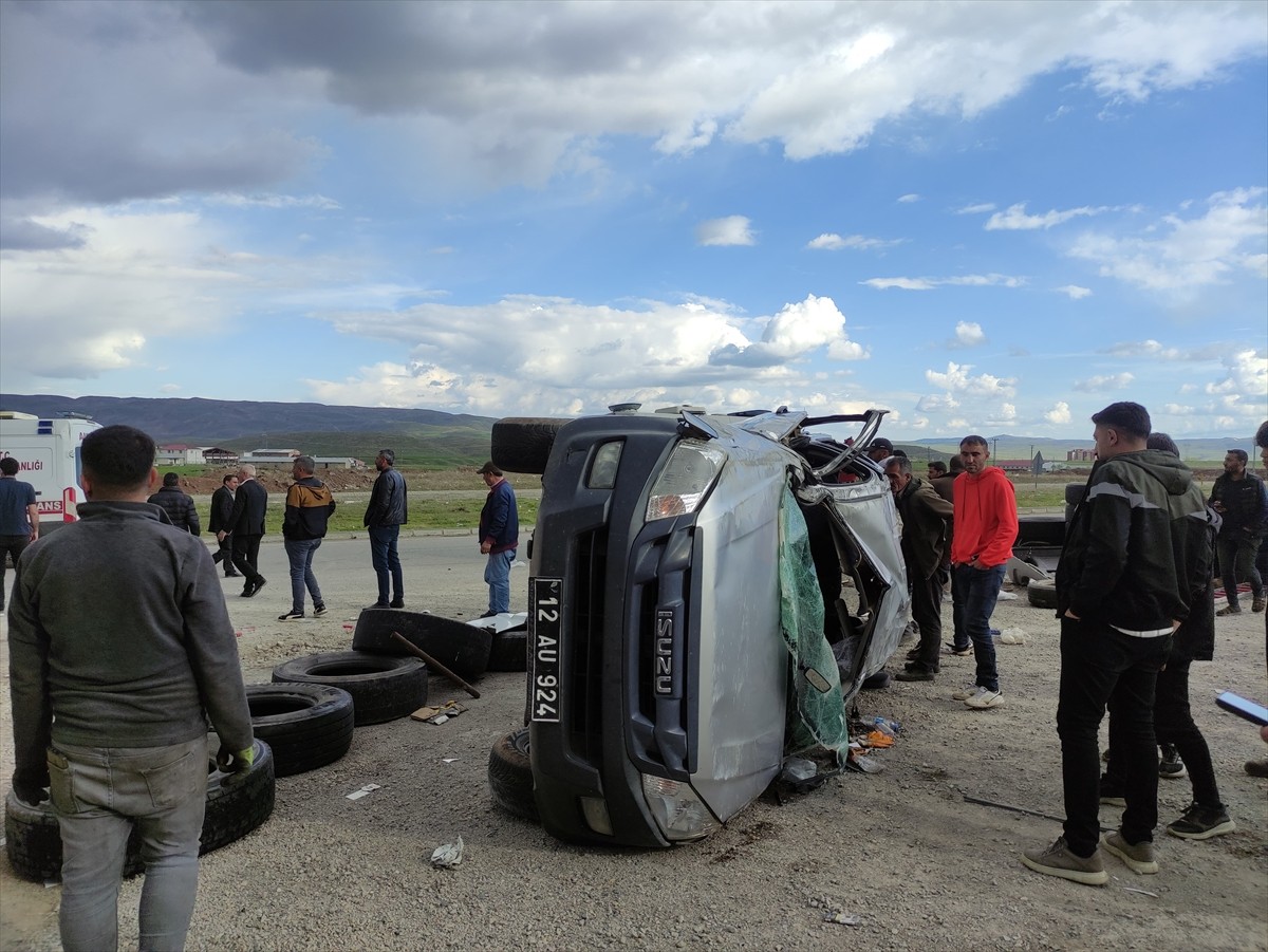  Bingöl'ün Karlıova ilçesinde otomobil ile kamyonetin çarpıştığı kazada 1'i ağır 7 kişi...