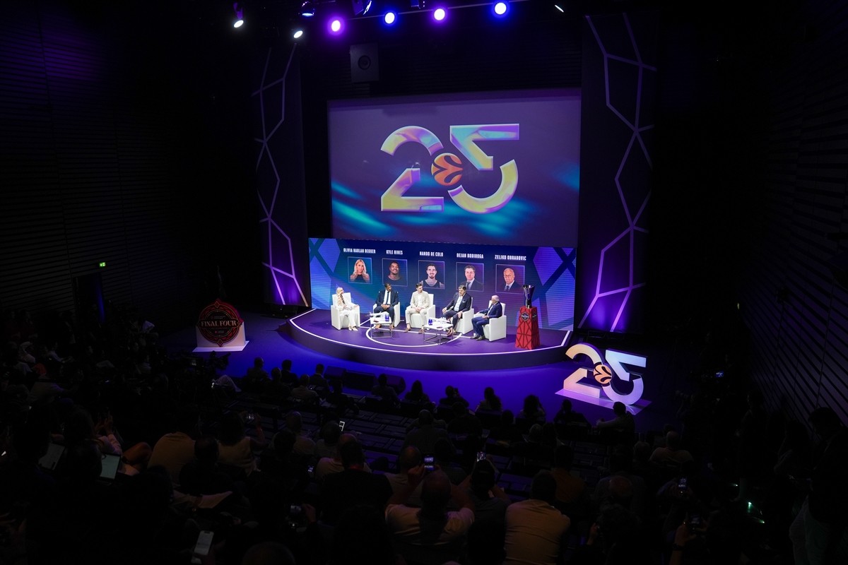 Birleşik Arap Emirlikleri'nin başkenti Abu Dabi'deki Louvre Müzesi'nde Dörtlü Final panelleri...