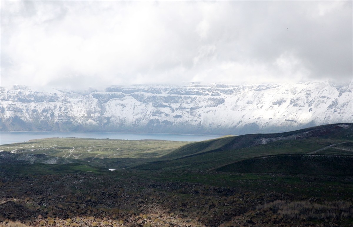 Bitlis'in Tatvan ilçesinde kar nedeniyle Nemrut Dağı ve yüksek kesimler beyaz örtüyle...