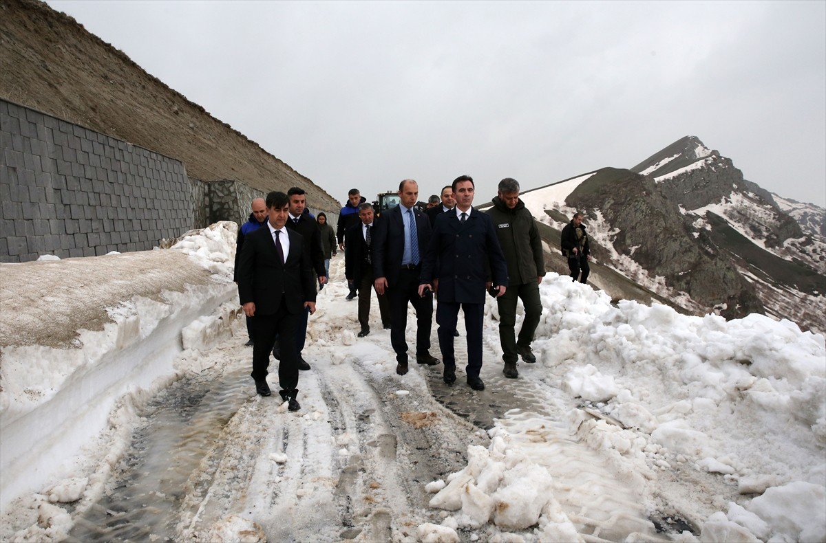 Bitlis'in Tatvan ilçesinde karla mücadele ekipleri, kışın etkili olan kar nedeniyle kapanan Nemrut...