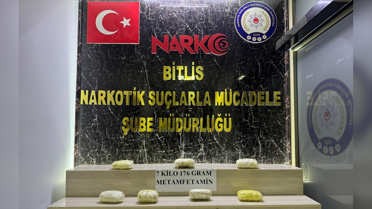 Bitlis'in Tatvan ilçesinde otomobilin ön kısmına gizlenmiş 7 kilo 176 gram sentetik uyuşturucu ele...