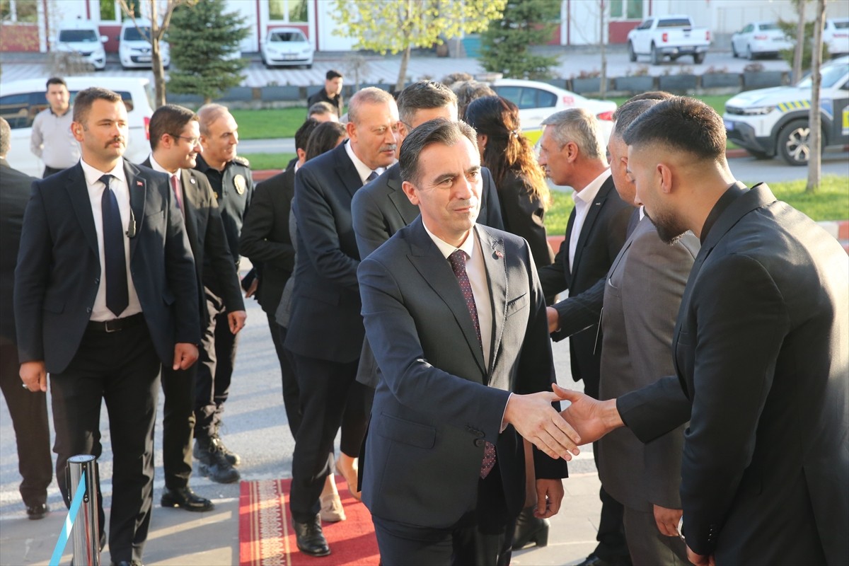 Bitlis'te, bu yıl ilk kez düzenlenen "Bitlis Beş Minare Uluslararası Film Festivali" başladı....