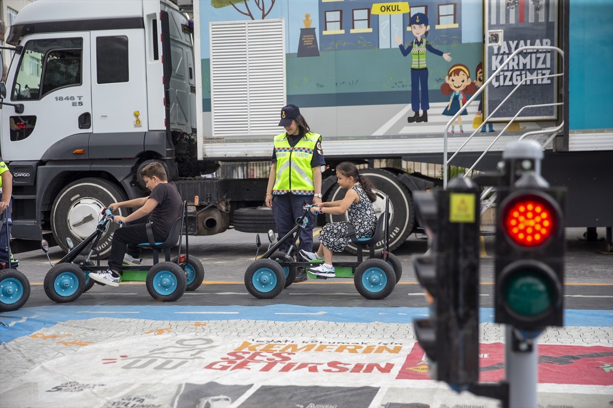 Bolu'da çocuklar ve yetişkinler, Mobil Trafik Eğitim Tırı'nda trafik kuralları hakkında...