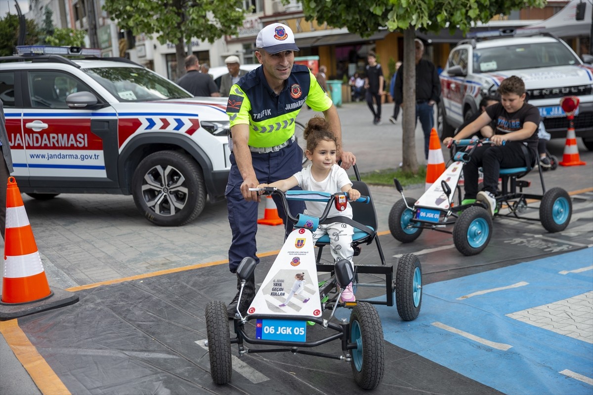 Bolu'da çocuklar ve yetişkinler, Mobil Trafik Eğitim Tırı'nda trafik kuralları hakkında...