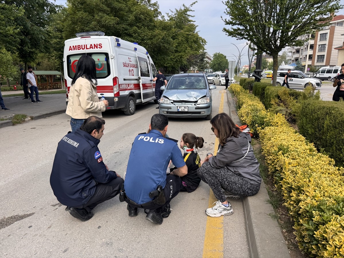 Bolu'da otomobilin çarptığı anne ve 10 yaşındaki kızı yaralandı. Yaralılar, sağlık personelinin...